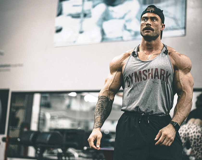 Крис Бамстед показал свой любимый прием пищи после тренировки плеч