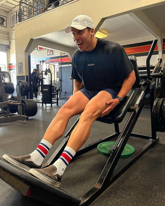 Джозеф Баэна провел день ног - «Это понедельник!»