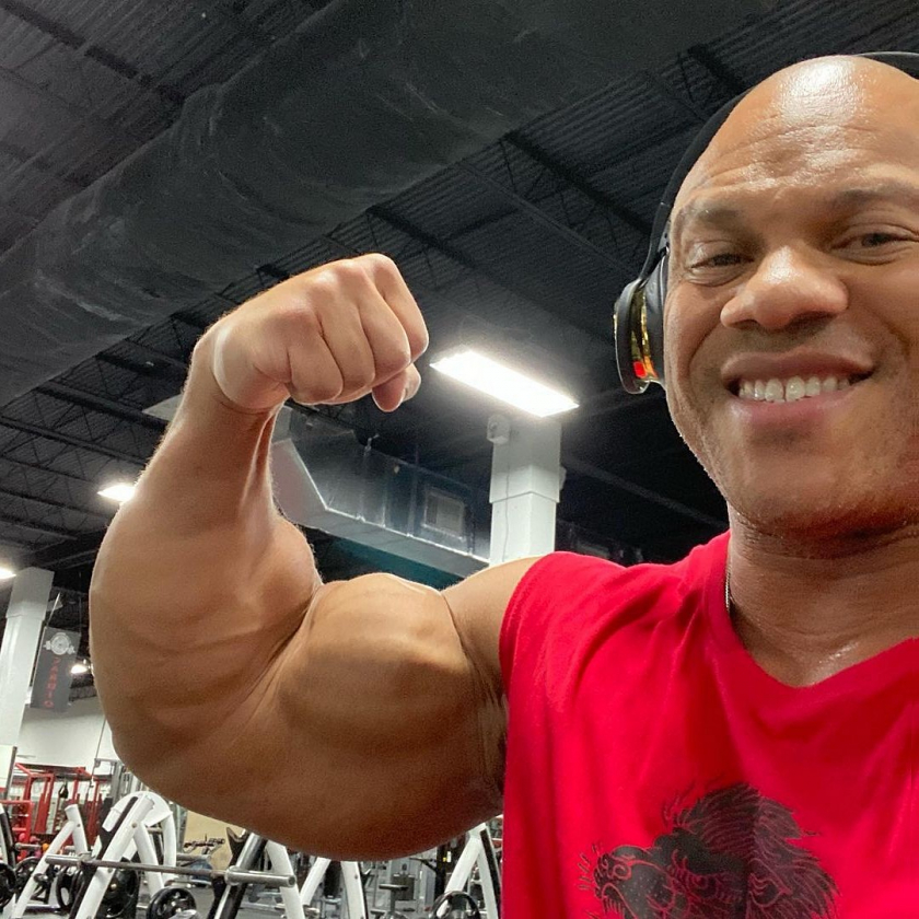 Фил Хит тренировал бицепсы с Майком О