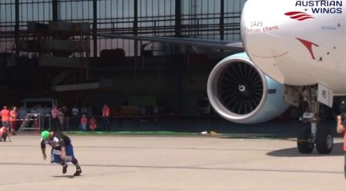 Австриец потянул "Боинг 777" весом в 142 тонны