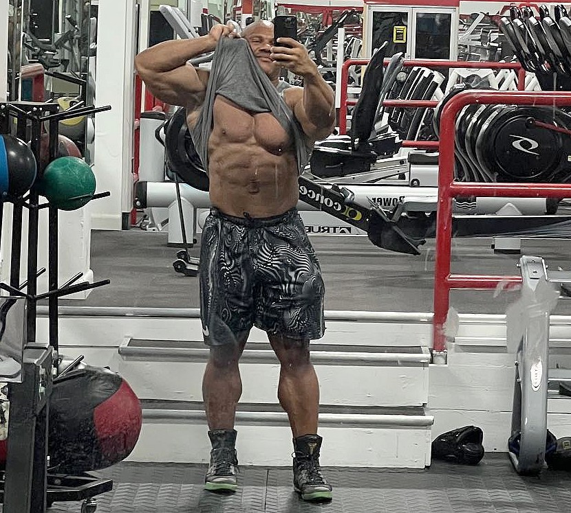 Фил Хит демонстрирует пресс и мудрость