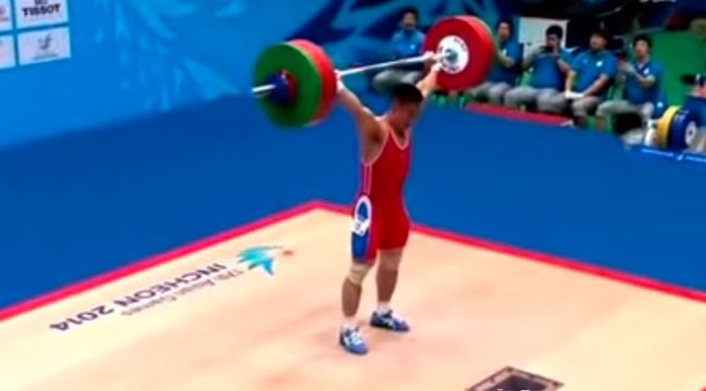 Ким Ун Гук устанавливает новый мировой рекорд подняв 154 кг в рывке