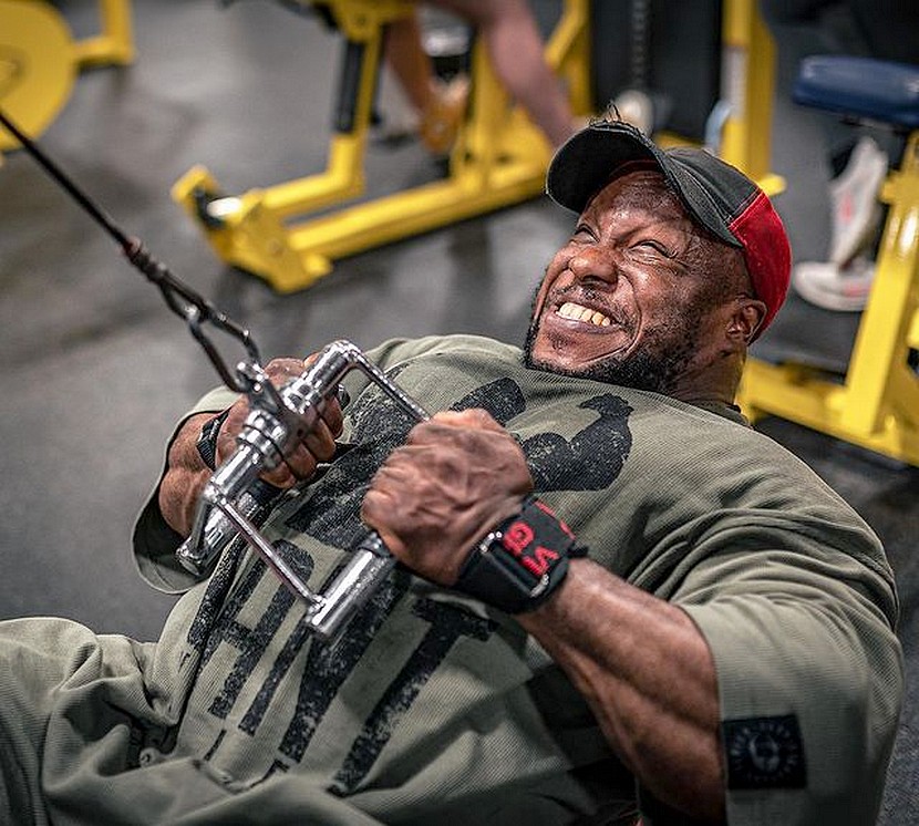 Кларида жмет гантели весом 160 фунтов (72,5 кг) на 15 повторений