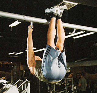 Подьем ног в висе