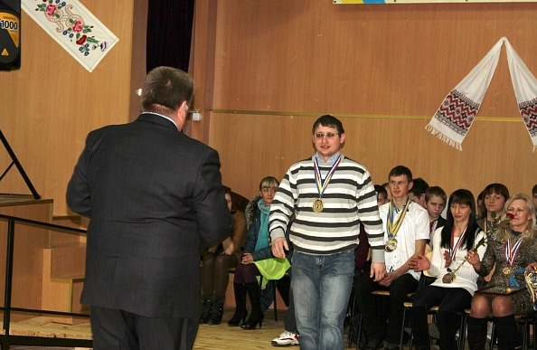 Награждение МСМК по пауэрлифтингу Романа Набухотного