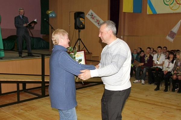 Любовь Жильцова награждает Александра Фесовца